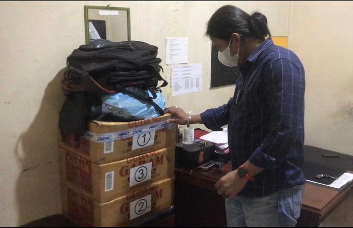 Penampakan 3 Dus Surat Permintaan Sumbangan Gubernur Sumbar Polisi terus menyelidiki kasus surat sumbangan yang terdapat tanda tangan Gubernur Sumatera Barat (Sumbar) Mahyeldi untuk penerbitan buku. Polisi mengamankan surat tersebut lebih dari tiga dus yang belum disebar.