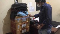 3 dus berisi surat sumbangan yang terdapat tanda tangan Gubernur Sumatera Barat (Sumbar) itu diamankan di Mapolrestas Padang.