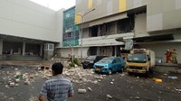 Petugas Damkar Depok menerima laporan warga pukul 16.20 WIB kalau Margo City ambruk. Petugas Damkar langsung mengecek lokasi. Foto: (Dok Damkar Depok)