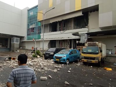 Penampakan Plafon Ambruk-Tembok Jebol di Margo City