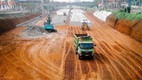 Sejumlah pekerja sedang mengerjakan proyek Tol Cijago ruas Kukusan-Cinere, Sabtu (21/8/2021).