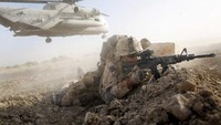 Tentara marinir AS dalam posisi tempur usai turun dari pendaratan helikopter di Khanjari, Afghanistan (2/7/2009).   (Photo by Joe Raedle/Getty Images)