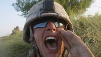 Serdadu AS meneriakan yel-yel saat operasi militer di Khanjari, Afghanistan (17/7/2009).   (Photo by Joe Raedle/Getty Images)(Photo by Joe Raedle/Getty Images)