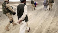 Tersangka anggota Taliban digelandang tentara AS di pergunungan Sami Ghar, (21/3/2003).   (Photo by Darren McCollester/Getty Images)