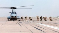 Kedatangan grup kecil tentara AS di sebuah pangkalan yang tidak disebutkan lokasinya di Afghanistan (14/12/2001).  (Photo by Johnny Bivera/Getty Images)