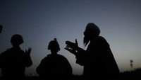 Marinir AS didampingi penterjemah berbicara dengan pria Afghanistan di Mian Poshteh (14/7/2009). (Photo by Joe Raedle/Getty Images)