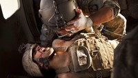Tentara AS, Andrew Smith menerima perawatan medis di helikopter (15/5/2011).  (AP Photo/Kevin Frayer)