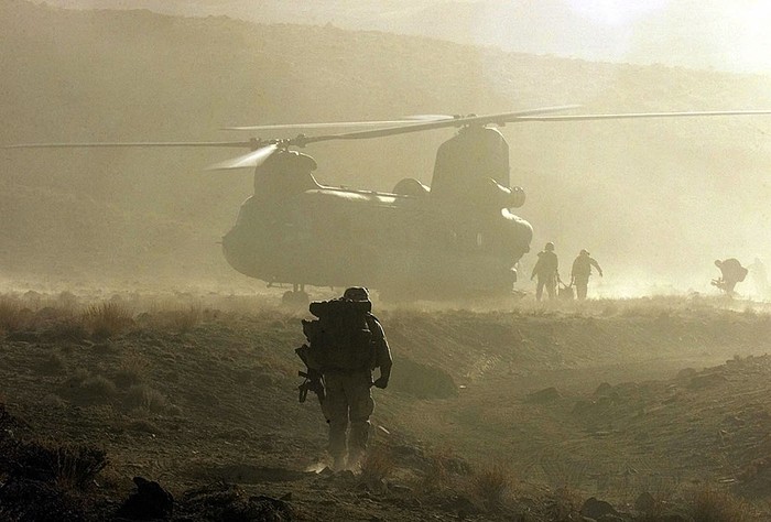 Perang Afghanistan 402462 11: United States and Canadian Army medics render first aid to an American soldier, who fainted due to altitude sickness, during search and destroy operations against Taliban and al-Qaida fighters March 15, 2002 in the rugged Shah-e-Kot mountains, 25 kilometers (15 miles) southeast of Gardez, Afghanistan. Hundreds of American and Canadian troops were lifted into the mountainous region at high altitude to search for and destroy any enemy they encounter. (Pool Photo/Getty Images)