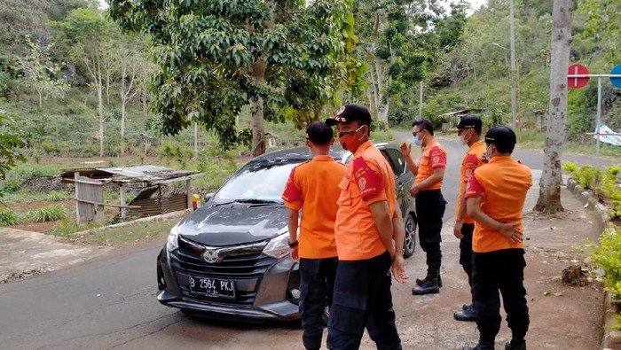 Petugas saat menghalau wisatawan yang nekat datang ke kawasan Pantai Selatan Gunungkidul.