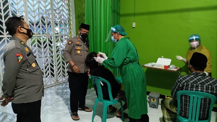 Polisi tes COVID-19 penyanyi-warga buntut dangdutan yang diwarnai aksi kades tantang polisi gegara membubarkan acara di Kendal.