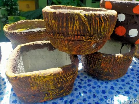 Siswa SDN Nginden Jangkungan 1 Surabaya, Galang Mandala Saputra (12) menunjukkan jiwa kreatifnya. Ia membuat pot bunga dari limbah popok.