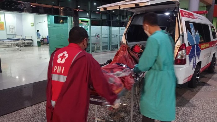 Siswoyo (50) terbaring lumpuh di tempat tidur sejak tiga pekan lalu. Kini Polresta Malang Kota membawa Siswoyo (50) ke RS dr Syaiful Anwar (RSSA).