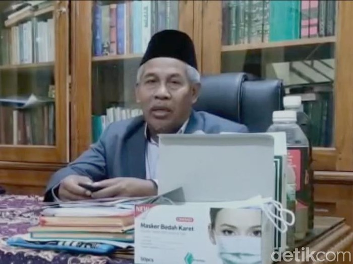 Ketua PWNU Jatim KH Marzuki Mustamar mengimbau warga untuk tetap mematuhi prokes. Ia juga bepesan agar warga tidak ragu untuk divaksin, karena vaksin aman dan halal.