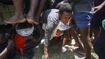 Warga Korban Gempa Haiti Rebutan Sembako