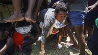 Mereka rela berebut demi untuk mendapatkan bahan makanan.