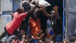 Warga Korban Gempa Haiti Rebutan Sembako