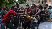 Gempa dahsyat itu mengakibatkan warga kehilangan tempat tinggal. Selain itu, warga juga butuh bantuan agar bisa bertahan hidup. AP Photo / Matias Delacroix.