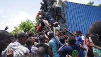 Warga menjarah sebuah truk yang penuh dengan pasokan bantuan di Vye Terre, Haiti (20/8).