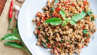 Ayam tumis basil khas Thailand rasanya gurih pedas dengan aroma daun basil atau kemangi. Biasanya disajikan sebagai topping nasi putih hangat. Membuatnya gampang dan bisa kamu lihat di resep ini. Foto: iStock