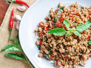 Resep Ayam Tumis Basil Khas Thailand yang Pedas Aromatik