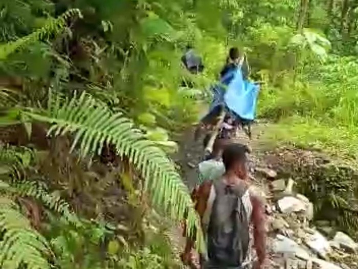 Seorang ibu di Kabupaten Seram Bagian Barat, Maluku, harus ditandu sejauh 37 km untuk melahirkan karena tak ada puskesmas dan nakes (dok Istimewa)