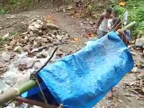 Seorang ibu di Kabupaten Seram Bagian Barat, Maluku, harus ditandu sejauh 37 km untuk melahirkan karena tak ada puskesmas dan nakes (dok Istimewa)