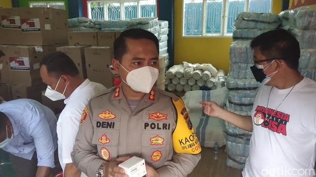 Seorang pengusaha misterius menyumbang kebutuhan pasien COVID-19 senilai miliaran rupiah untuk warga di Labuhanbatu, Sumut (Ahmad FIM/detikcom) Seorang pengusaha misterius menyumbang kebutuhan pasien COVID-19 senilai miliaran rupiah untuk warga di Labuhanbatu, Sumut (Ahmad FIM/detikcom)