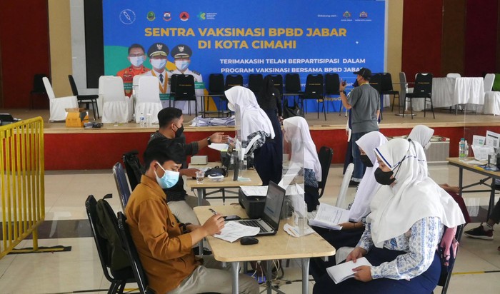 Dinas Pendidikan (Disdik) Kota Cimahi terus menggenjot pelaksanaan vaksinasi COVID-19 bagi pelajar usia 12-17 tahun. Total ada 21 ribu anak sasaran vaksinasi COVID-19.