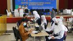 Siswa SMP di Cimahi Tumplek Jalani Vaksinasi COVID-19