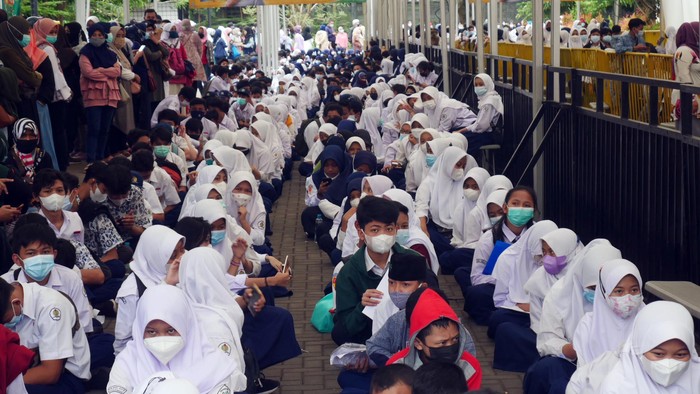 Dinas Pendidikan (Disdik) Kota Cimahi terus menggenjot pelaksanaan vaksinasi COVID-19 bagi pelajar usia 12-17 tahun. Total ada 21 ribu anak sasaran vaksinasi COVID-19.
