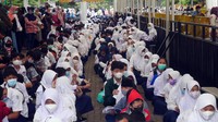 Tak pelak kondisi tersebut membuat area vaksinasi penuh sesak dan tak berjarak satu sama lain.