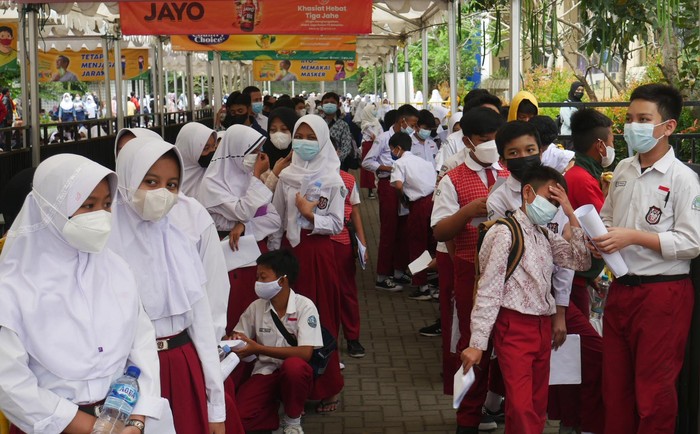Dinas Pendidikan (Disdik) Kota Cimahi terus menggenjot pelaksanaan vaksinasi COVID-19 bagi pelajar usia 12-17 tahun. Total ada 21 ribu anak sasaran vaksinasi COVID-19.
