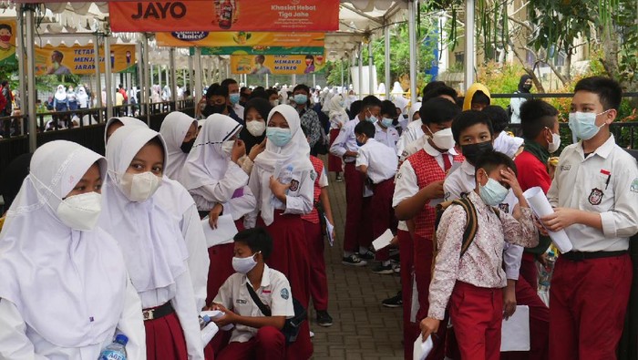 Dinas Pendidikan (Disdik) Kota Cimahi terus menggenjot pelaksanaan vaksinasi COVID-19 bagi pelajar usia 12-17 tahun. Total ada 21 ribu anak sasaran vaksinasi COVID-19.