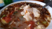 Menu yang ditawarkan Pak Karto tak pernah berubah sejak dulu. Hanya ada satu yaitu sop kaki sapi. Harganya Rp 45.000 per porsi. 