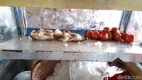 Sop kaki sapi dilengkapi potongan kentang, daun bawang, tomat, dan emping. Untuk kuah kaldunya bening dengan rasa gurih segar. Tekstur kaki sapi yang empuk kenyal jadi kunci kelezatan sop di sini. 