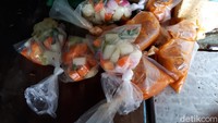 Banyak pelanggan Pak Karto rela datang jauh-jauh. Tak sedikit yang harus menelan ludah karena begitu mereka sampai, sop ini sudah habis. Padahal rasa sop ini sangat nikmat, apalagi dimakan bersama acar dan sambal.