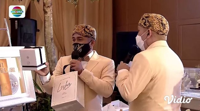 Di dalam paper bag tersebut, tersimpan sebuah sebuah kotak senada yang berhiaskan pita berwarna hitam. (Foto: YouTube)