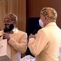 Di dalam paper bag tersebut, tersimpan sebuah sebuah kotak senada yang berhiaskan pita berwarna hitam. (Foto: YouTube)