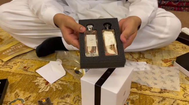 Ada pula sepasang botol wewangian. Masing-masing hadir dalam desain yang simpel tapi elegan. (Foto: YouTube)