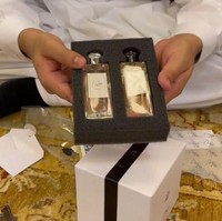 Ada pula sepasang botol wewangian. Masing-masing hadir dalam desain yang simpel tapi elegan. (Foto: YouTube)