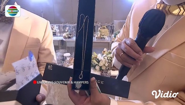 Sebagai ucapan terima kasih, Lesti Kejora dan Rizky Billar memberikan beberapa kenang-kenangan. Salah satunya kalung kesehatan ini. (Foto: YouTube)