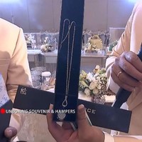 Sebagai ucapan terima kasih, Lesti Kejora dan Rizky Billar memberikan beberapa kenang-kenangan. Salah satunya kalung kesehatan ini. (Foto: YouTube)