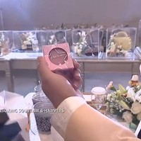 Lesti Kejora sekalian mempromosikan bisnis kosmetiknya, Purnama. Di setiap bingkisan, terdapat produk blush-on dari Purnama.