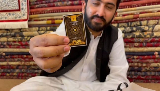 Lesti Kejora dan Rizky Billar semakin memanjakan para tamu dengan logam mulia 0,025 gram. Mewah! (Foto: YouTube)