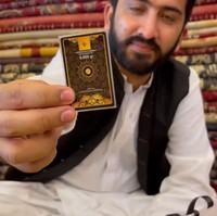 Lesti Kejora dan Rizky Billar semakin memanjakan para tamu dengan logam mulia 0,025 gram. Mewah! (Foto: YouTube)