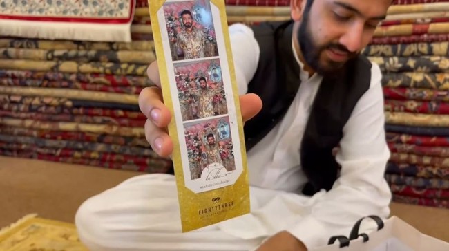 Tamu yang hadir juga berkesempatan berpose di photobooth yang Instagramable. Hasil foto dibingkai dalam frame kertas glossy bernuansa emas. (Foto: YouTube)