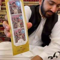 Tamu yang hadir juga berkesempatan berpose di photobooth yang Instagramable. Hasil foto dibingkai dalam frame kertas glossy bernuansa emas. (Foto: YouTube)