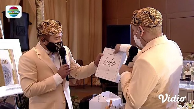 Seperti ini bingkisan atau suvenir yang didapat oleh keluarga dan kerabat dekat di acara akad nikah Lesti Kejora dan Rizky Billar di Intercontinental Pondok Indah, Jakarta Selatan, pada Kamis (19/8/2021). Suvenir disimpan di paperbag berwarna putih dihiasi tulisan The Wedding of Leslar di bagian depan. (Foto: YouTube)
