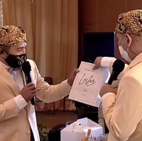 Seperti ini bingkisan atau suvenir yang didapat oleh keluarga dan kerabat dekat di acara akad nikah Lesti Kejora dan Rizky Billar di Intercontinental Pondok Indah, Jakarta Selatan, pada Kamis (19/8/2021). Suvenir disimpan di paperbag berwarna putih dihiasi tulisan The Wedding of Leslar di bagian depan. (Foto: YouTube)