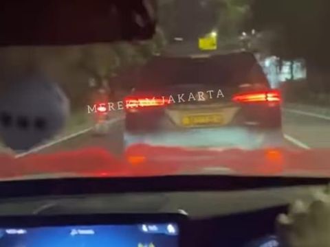 Tangkapan layar video viral Fortuner berpelat dinas Polri diduga lawan arus dan tabrak Peugeot di Jaksel (Dok.istimewa/Instagram)
